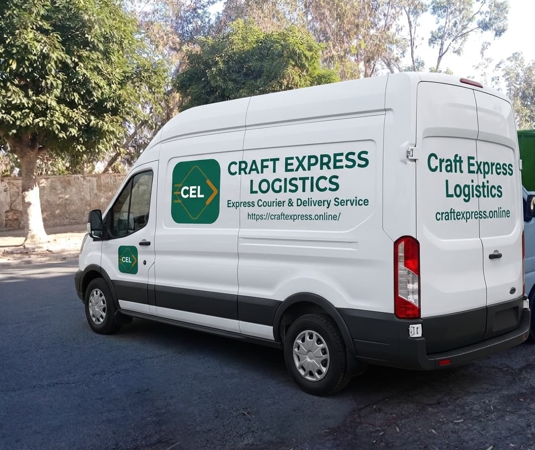Camionnette de livraison Craft Express Logistics avec logo CEL